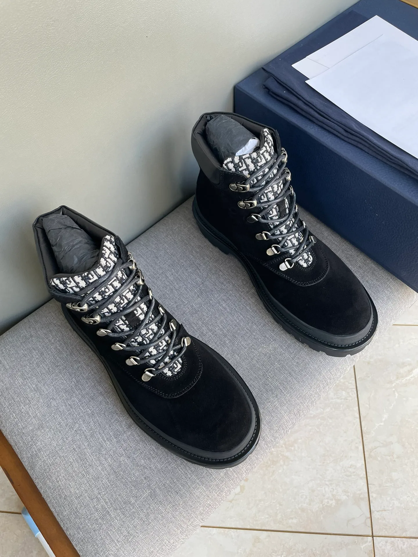 [DIOR] Top P: 1000💰 Number of yards: 39~44 (38.45 custom-made, non-refundable) Dior Dior~ Winter series, original 1:1 development Casual men's leather shoes Heavy investment, shoes and boots are made of imported cowhide + imported Dior special fabric Not easy to deform black cowhide lining Dior large hardware inlay Original TPU vacuum outsole, black cowhide Black open edge beads Military green suede Black suede Khaki suede leather is crafted by a large factory, and the perfect product is only prepared for you who know your taste! Any comparisons are welcome.